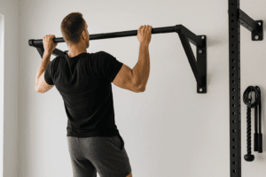 Illustration barre traction crossfit maison — scène d'utilisation réaliste