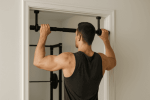 Illustration installer barre traction sans abimer mur — scène d'utilisation réaliste