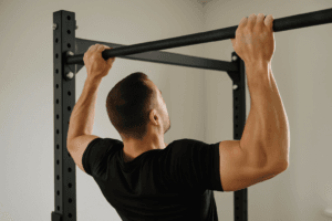 Illustration tractions ampoules mains — scène d'utilisation réaliste