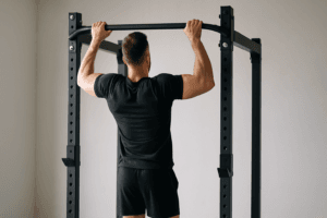 Illustration barre de traction prise de masse — scène d'utilisation réaliste