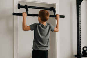 Illustration barre traction enfant — scène d'utilisation réaliste