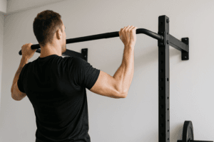 Illustration fixer une barre de traction — scène d'utilisation réaliste