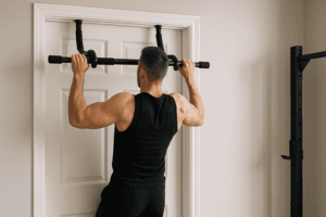 Illustration barre de traction sans perçage — scène d'utilisation réaliste