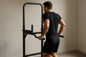 Illustration barre traction dips 2 en 1 — scène d'utilisation réaliste