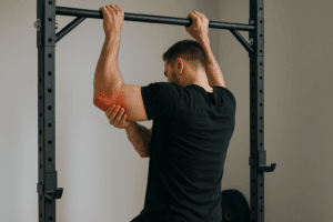 Illustration douleur coude traction — scène d'utilisation réaliste