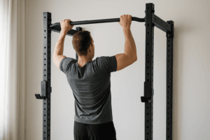 Illustration exercice barre de traction debutant — scène d'utilisation réaliste